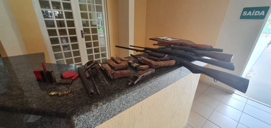 O autor confessou que era armeiro e possuía armas para proteção pessoal