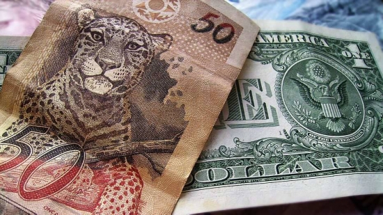 Real ganha força contra dólar diante de alívio em ruídos políticos sobre fiscal
