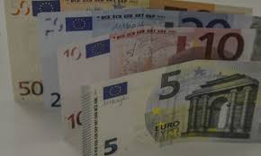 As bolsas da Europa fecharam com perdas acentuadas nesta quinta-feira, 15, em meio ao mais recente avanço no número de casos de coronavírus no continente, que leva à imposição de novas medidas de restrição à circulação