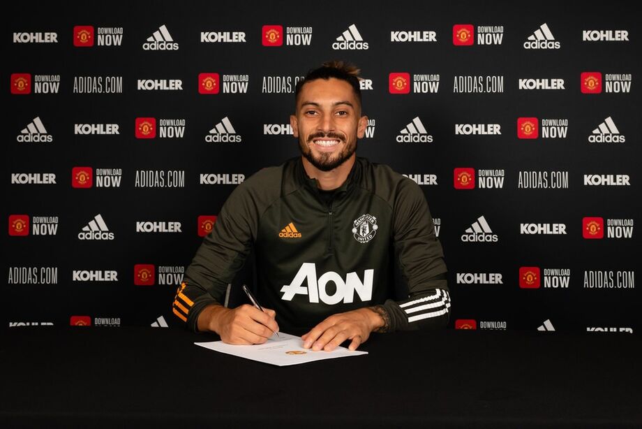 Alex Telles assina contrato com o Manchester United Foto: Reprodução / Twitter