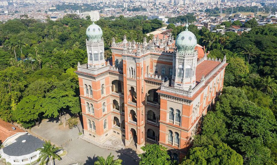 As pessoas puderam conhecer o castelo em estilo mourisco que abriga a Fiocruz