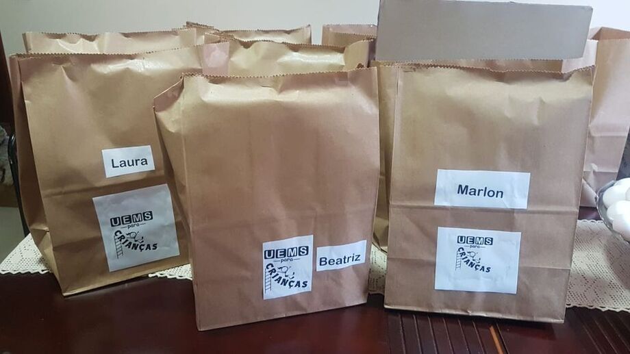 A coordenadora do Projeto UEMS PARA CRIANÇAS, profa. Giana Amaral Yamin, conta um pouco mais sobre a proposta da Sacola de Inventar.