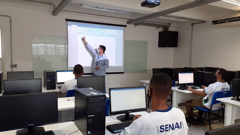 A menos de três meses do fim do ano e bem na hora de preparar aquela tão famosa lista de promessas para o próximo ano, uma sugestão é buscar uma qualificação profissional para melhorar o currículo e garantir a inserção no mercado de trabalho