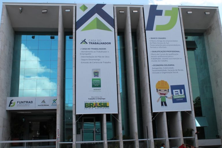 Quem reside no interior deve procurar a Casa do Trabalhador da sua cidade.