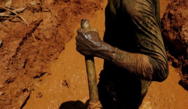 Garimpeiros queimaram casas de moradores da terra indígena Munduruku.