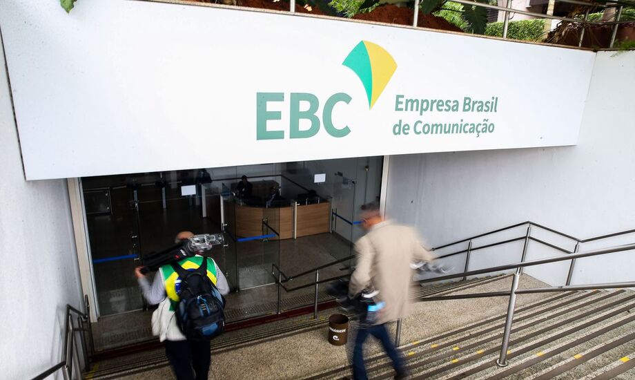 Está prevista ainda a possibilidade de execução das atividades remotamente para os empregados, estagiários e menores aprendizes que estiverem enquadrados nos grupos de risco