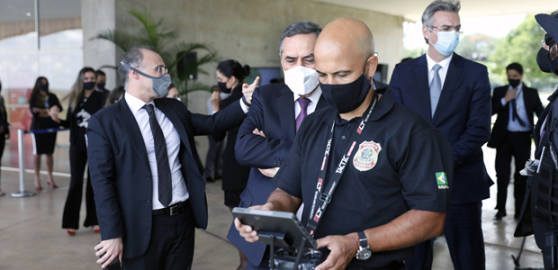 Ministros Roberto Barroso do TSE, André Mendonça e o diretor da PF durante o Exercício Nacional Simulado Drones nas Eleições 2020