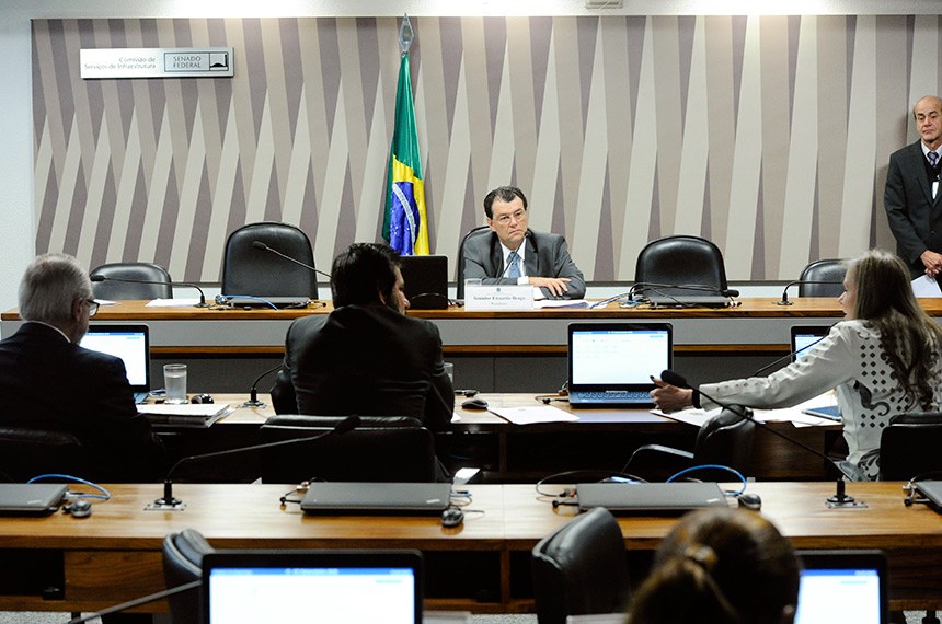 A Comissão de Infraestrutura do Senado aprovou, nesta segunda-feira, 19, a indicação de quatro diretores e um ouvidor para a Agência Nacional de Aviação Civil