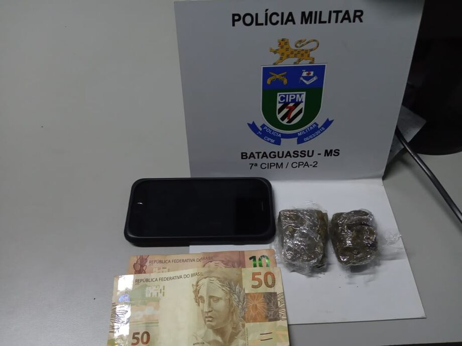 O jovem confessou que vendia drogas e que fazia a negociação por mensagens