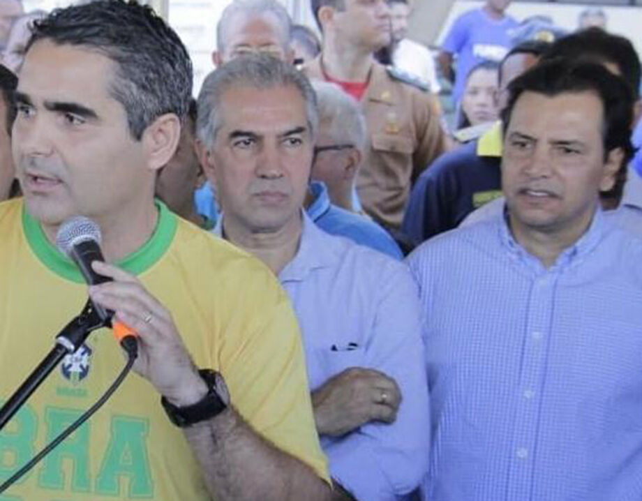 O deputado Herculano Borges (à esq), o governador Reinaldo Azambuja (centro) e o presidente da Fundesporte Marcelo Miranda (à dir)