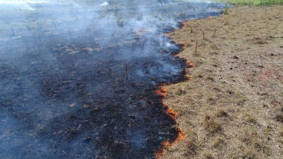 Agentes da Polícia Militar Ambiental (PMA) autuaram no fim da tarde de ontem (16) o proprietário de um lote no assentamento Tagros, por incêndio em área de pastagem