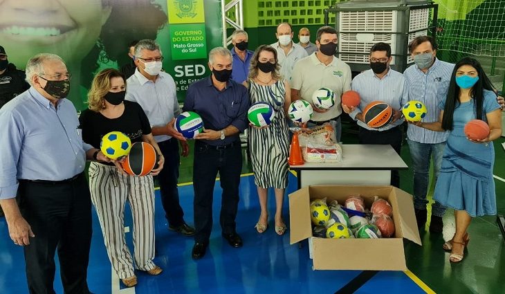 Kits esportivos são distribuídos em entrega de escola reformada em Maracaju