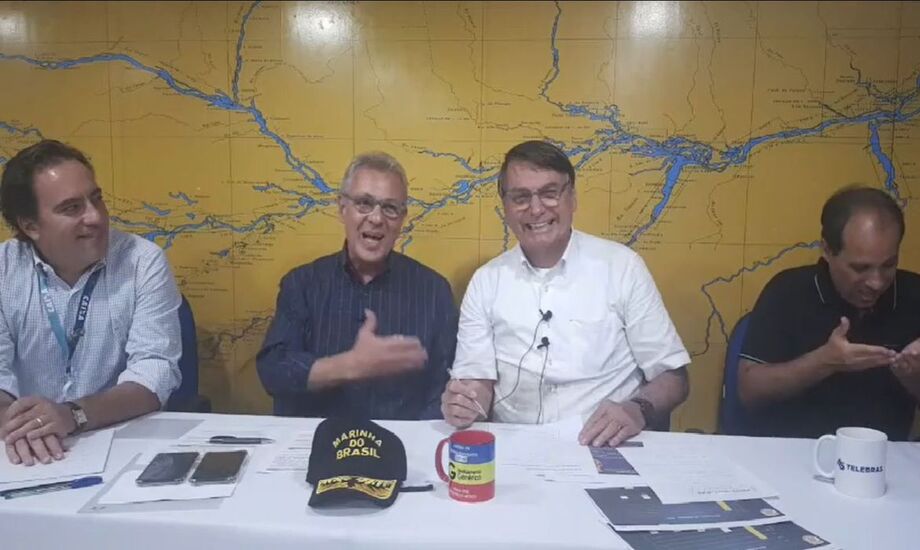 Bolsonaro realizou sua live semanal diretamente de um barco