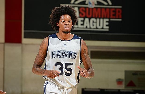 Lucas Bebê em ação pelo Atlanta Hawks contra o San Antonio Spurs na Liga de Verão