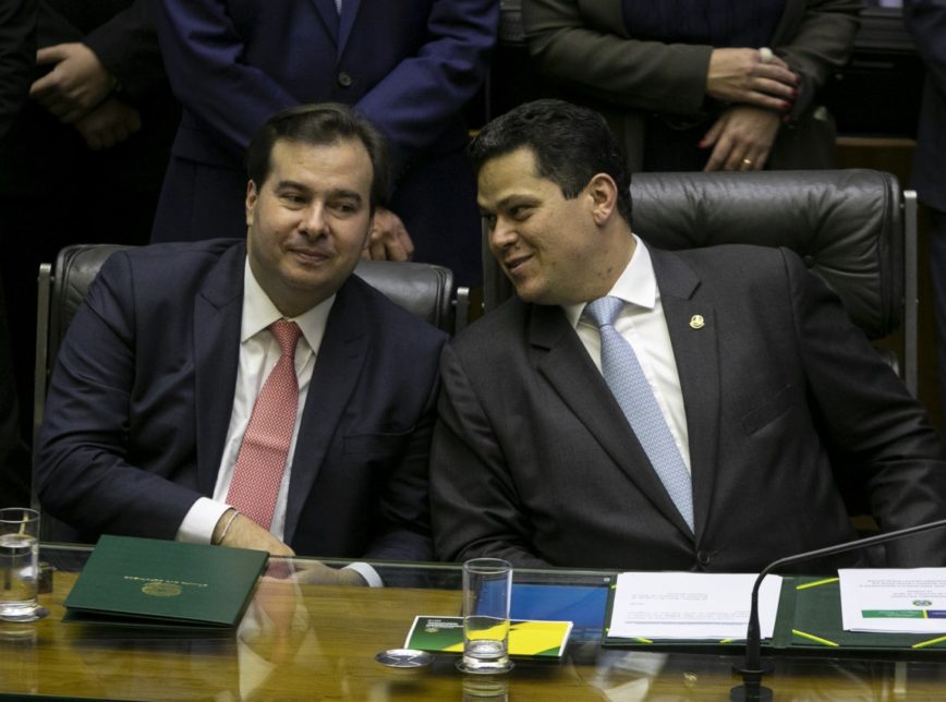 Os presidentes do Senado e da Câmara, Davi Alcolumbre (DEM-AP) e Rodrigo Maia (DEM-RJ)