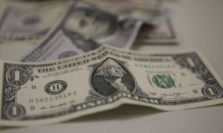 Apesar da queda nesta sexta-feira, o dólar subiu 1,97% na semana e encerrou outubro com alta de 2,17%.