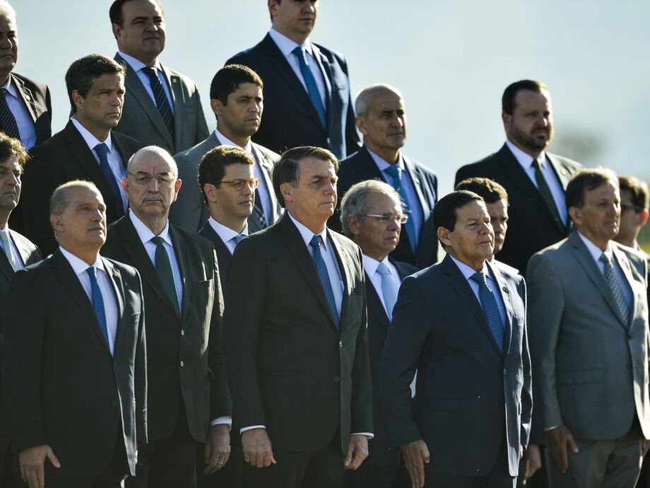 O presidente Jair Bolsonaro, o vice-presidente Hamilton Mourão e ministros, participam de cerimônia de hasteamento da bandeira, no Palácio da Alvorada