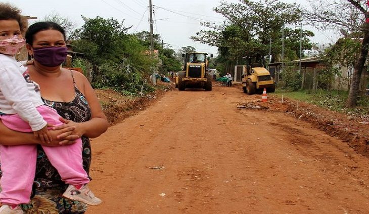 A empresa Castro Construções está finalizando a contenção da erosão que já atingia o acostamento da rodovia, numa extensão de 80 metros
