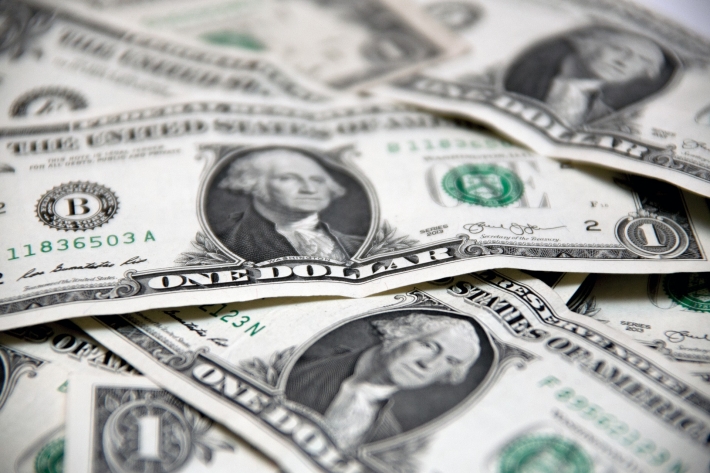 Dólar fecha perto da estabilidade com indefinição nos EUA e ruídos no Brasil