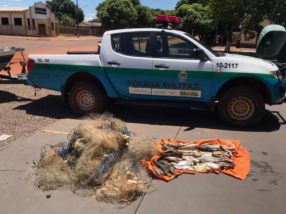 Durante fiscalização no rio Fogui em Iguatemi, a 417 km de Campo Grande, agentes da Polícia Militar Ambiental (PMA) acompanhados de fiscais do Instituto de Meio Ambiente de Mato Grosso do Sul (Imasul) flagraram dois homens que praticavam pesca predatória
