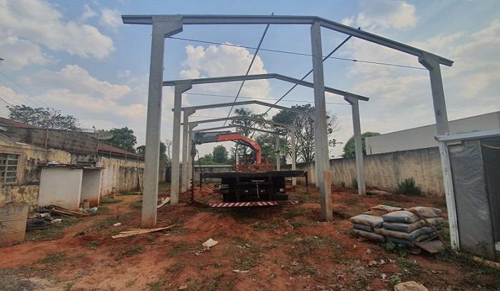 A quadra de 18,20m x 10,20m contará com cobertura de aço galvanizado, iluminação de led, instalações preventivas de incêndio, mureta e calçamento externo