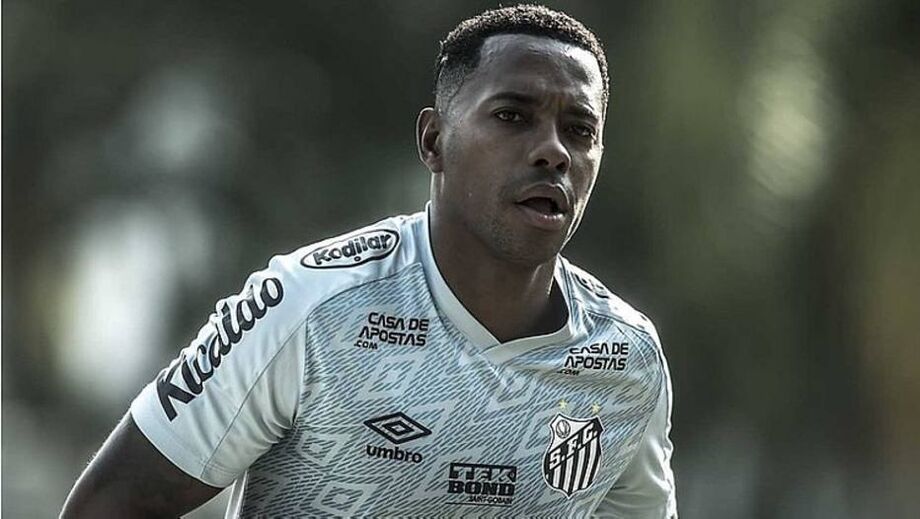 Robinho participa de treinamento no CT Rei Pelé, em Santos
