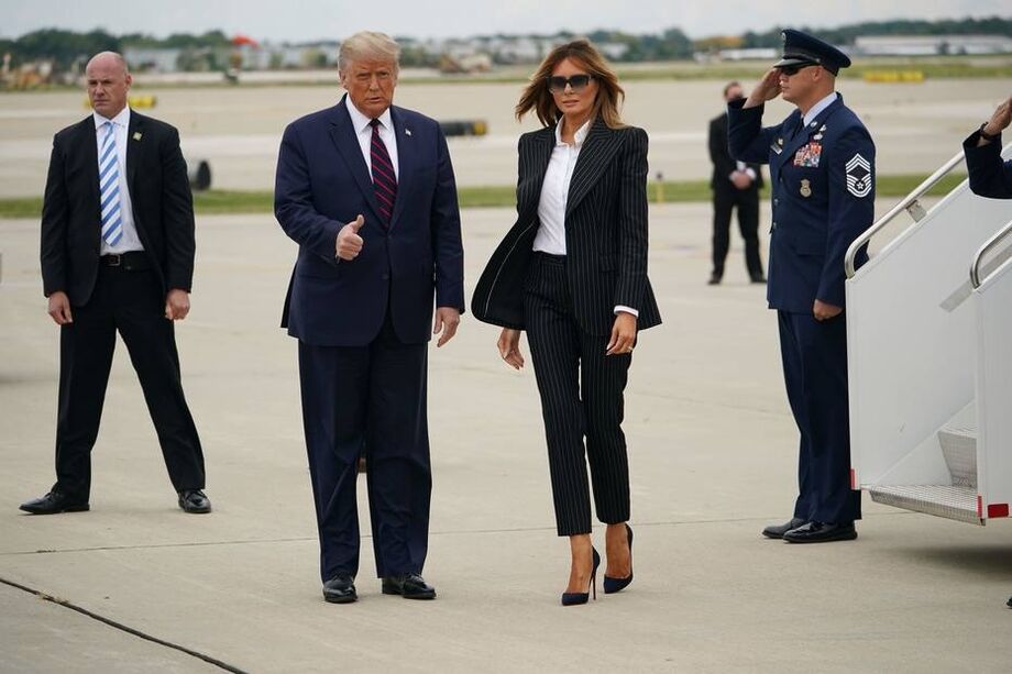 Trump chega para o debate em Cleveland com a mulher, Melania, e assessores. Presidente não usou máscara durante a viagem nem ao chegar
