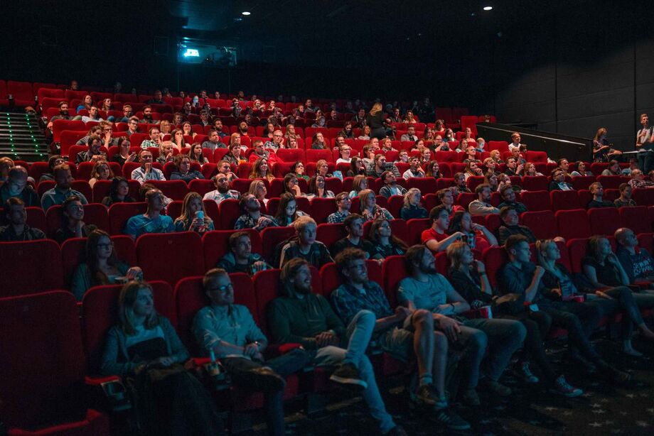 A retomada do funcionamento das salas de cinema no país já começou, e de forma cautelosa