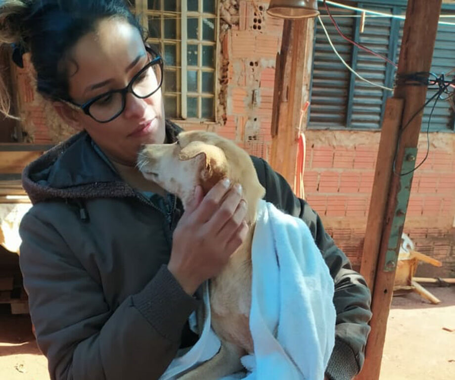 A cabeleireira Graziela Siqueira Domingues, 34, mais conhecida como 'Grazi',  já perdeu a conta de quantos animais tirou das ruas