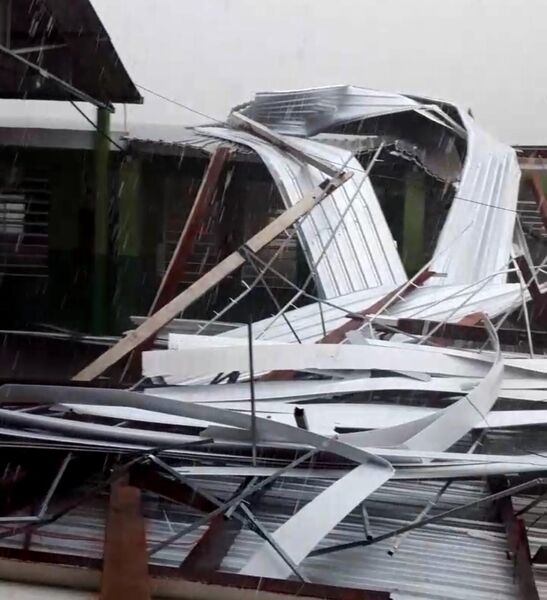 Teto de escola caído após forte chuva em Rio Negro