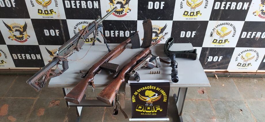 As armas que estavam com o homem no momento do ataque