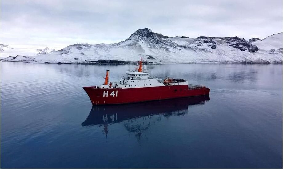 O Navio Polar Almirante Maximiano desatraca na manhã desta quarta-feira (28)