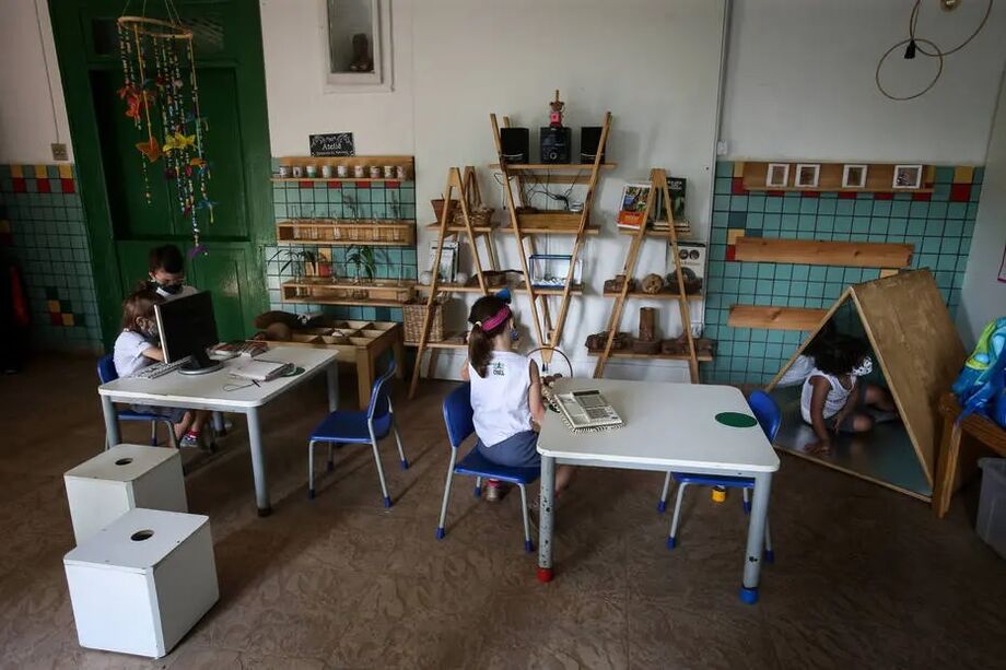 Grupo de pediatras considera seguro escolas infantis permanecerem abertas durante pandemia