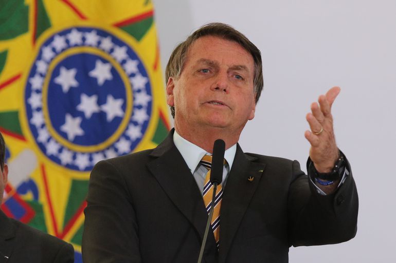 A apoiadores, ele voltou a citar o uso do voto impresso