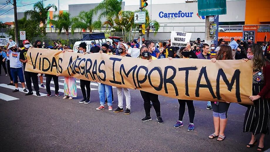 Manifestação em repúdio à morte de João Alberto Silveira, que foi espancado violentamente dentro da loja do Carrefour, em Porto Alegre, no Rio Grande do Sul.