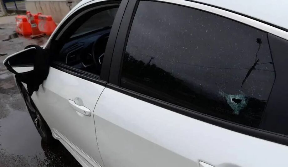 Carro do casal foi atingido por diversos disparos