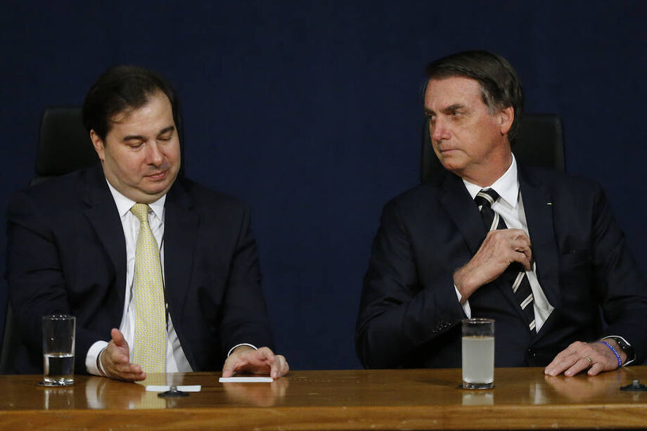 As duas primeiras palavras de Maia se referem a falas de Bolsonaro feitas em uma cerimônia no Palácio do Planalto na tarde de hoje