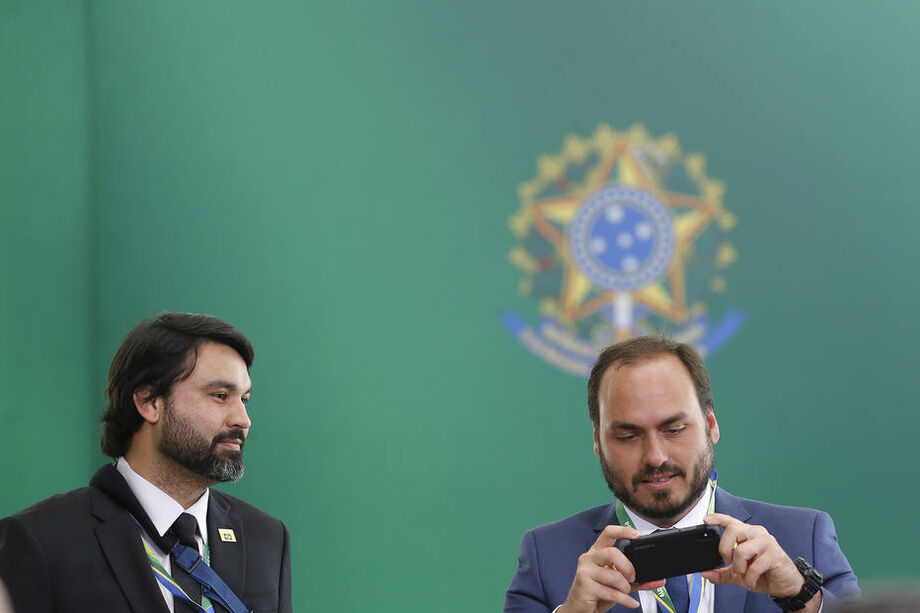 Sobrinho de Rogéria Bolsonaro, ex-mulher do presidente, Léo foi orientado por aliados a deixar a função em uma estratégia para blindar Bolsonaro no caso.