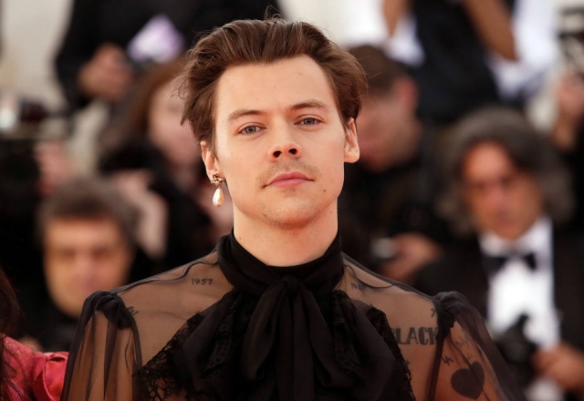 Harry Styles usou um vestido quando posou para a capa da revista 'Vogue', o que gerou comentários nas redes sociais