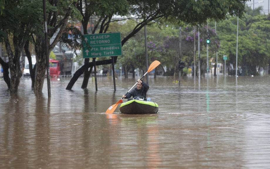 Até caiaque foi usado nas ruas de São Paulo para enfrentar os alagamentos