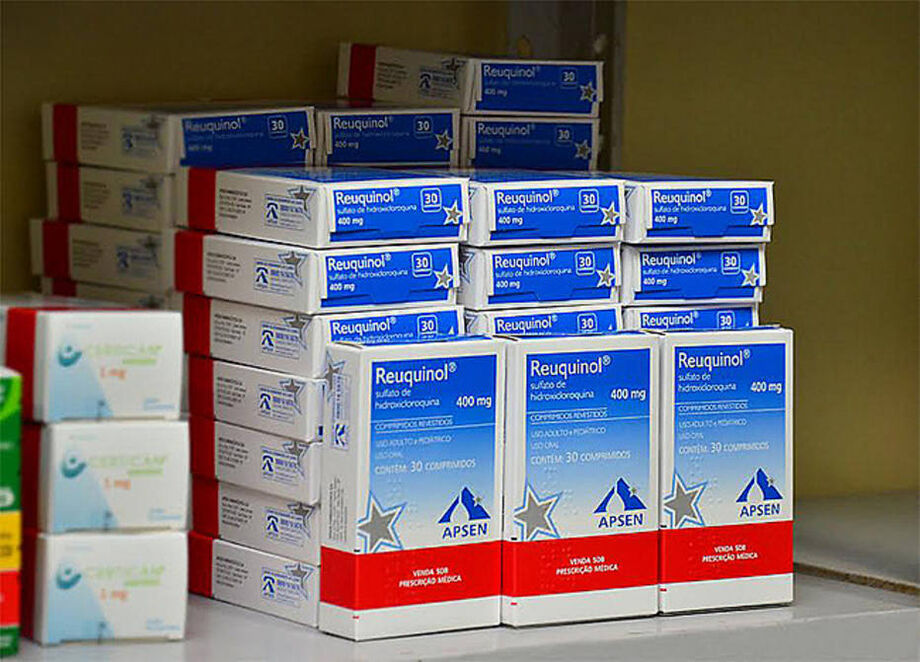 Caixa do remédio sulfato de hidroxicloroquina, conhecido como Reuquinol
