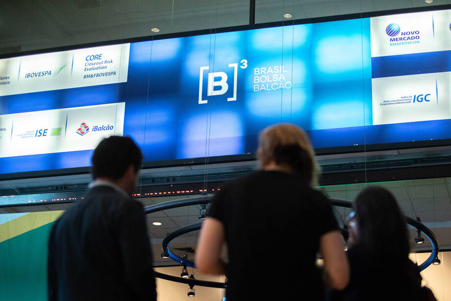 Na semana e no mês, o Ibovespa mostra sinal positivo, com avanços respectivamente de 0,55% e 2,23%, limitando as perdas do ano a 4,67%