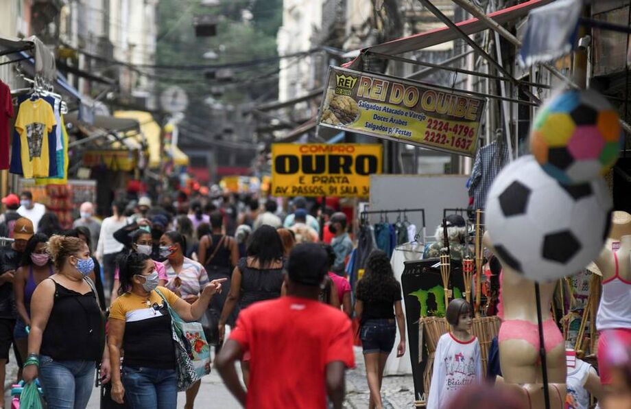 Pessoas andam em uma rua comercial popular no Rio de Janeiro