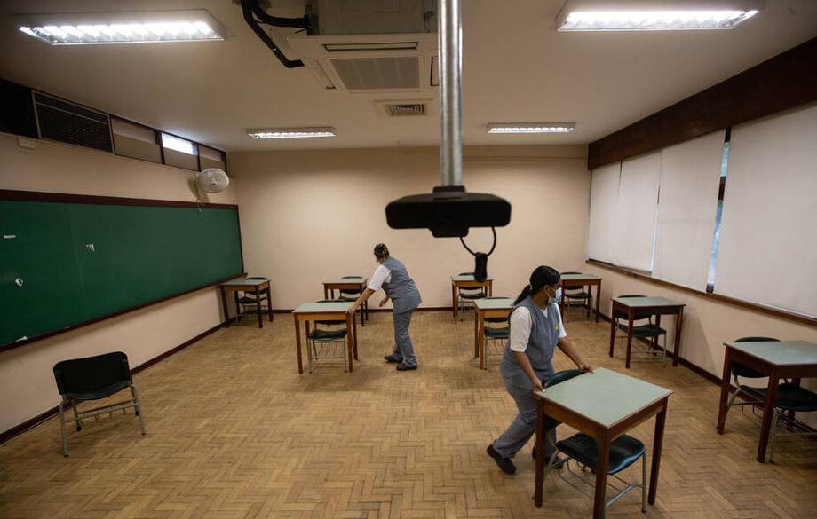 Para especialistas, o número de infectados é baixo e indica que a escola não é o principal foco com risco de infecção
