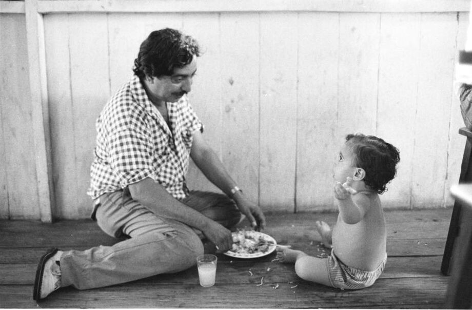 O seringueiro o Chico Mendes brinca com seu filho, Xapuri, AC. 10/06/1988