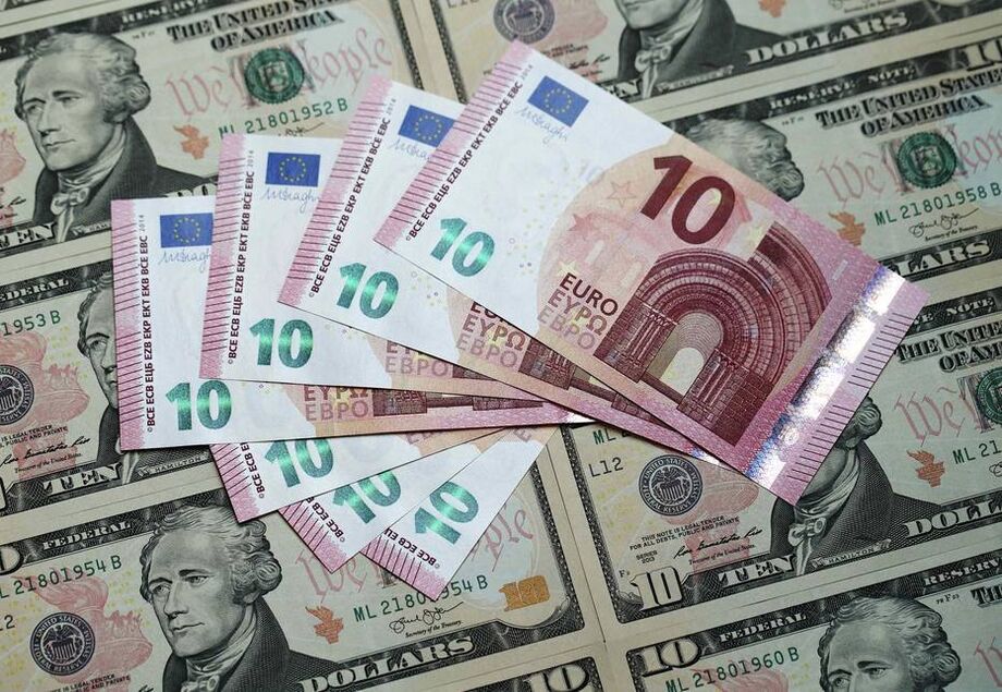 No fim da tarde em Nova York, o dólar recuava a 104,21 ienes