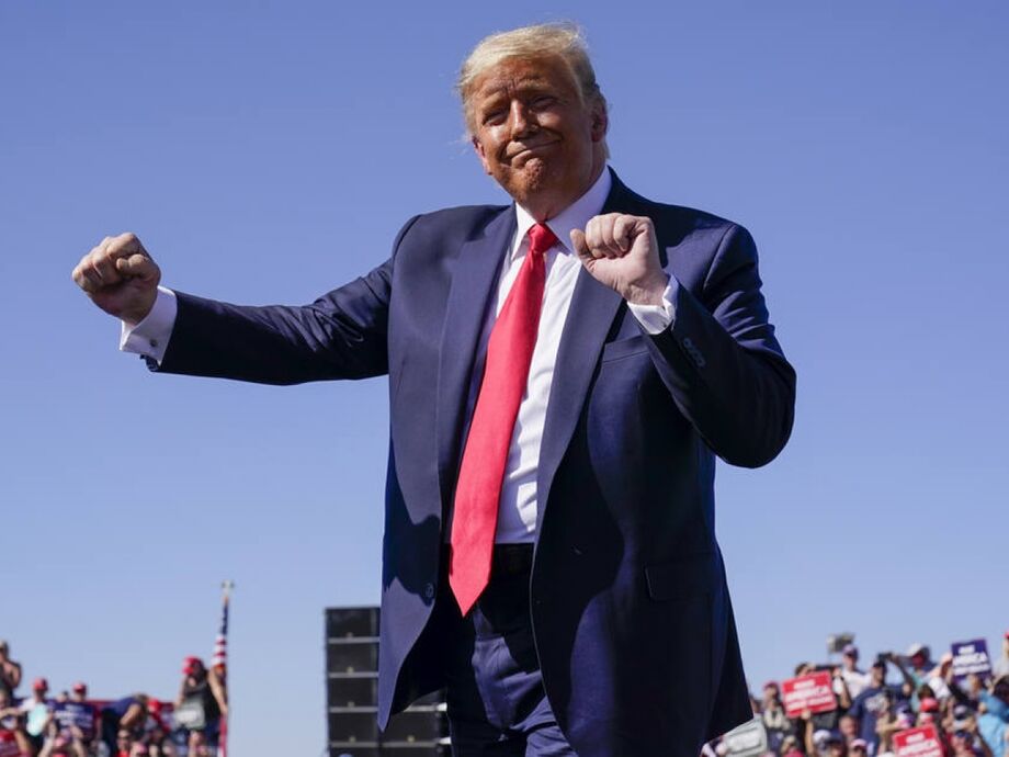 Presidente Donald Trump dança durante comício em Prescott, no Arizona