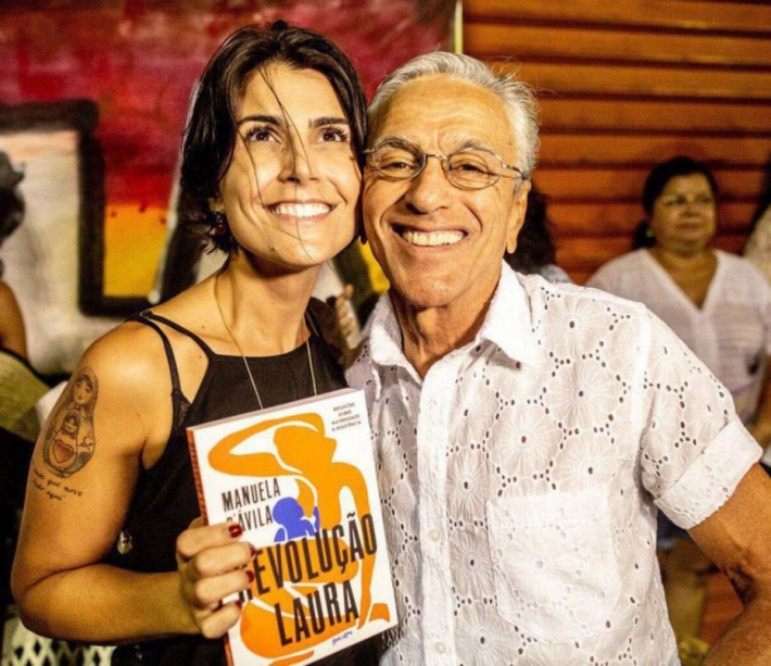 A candidata à Prefeitura de Porto Alegre, Manuela D'Ávila ao lado do cantor e compositor Caetano Veloso
