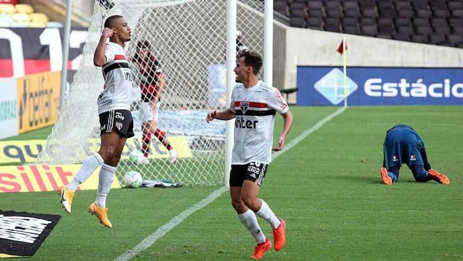 Brenner marca para o São Paulo na partida contra o Flamengo