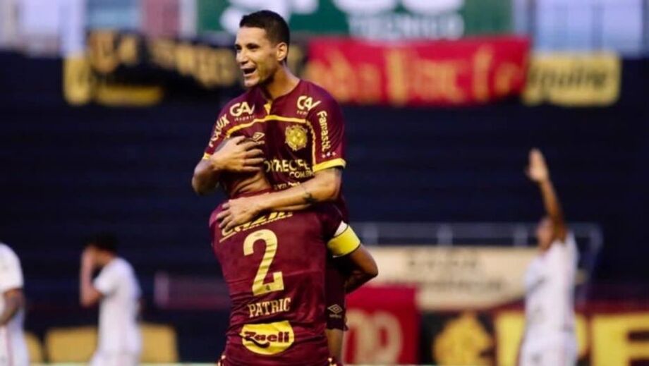 Thiago Neves comemora gol que fez para o Sport contra o Athletico-PR